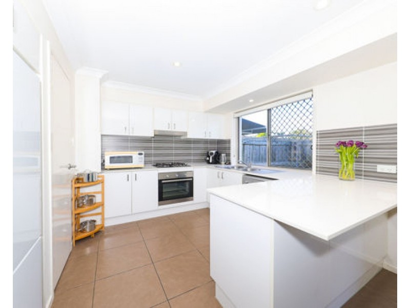 3 20 Kianawah Road South, Manly West QLD 4179