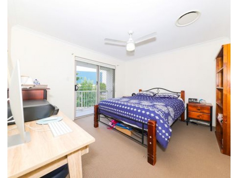 3 20 Kianawah Road South, Manly West QLD 4179