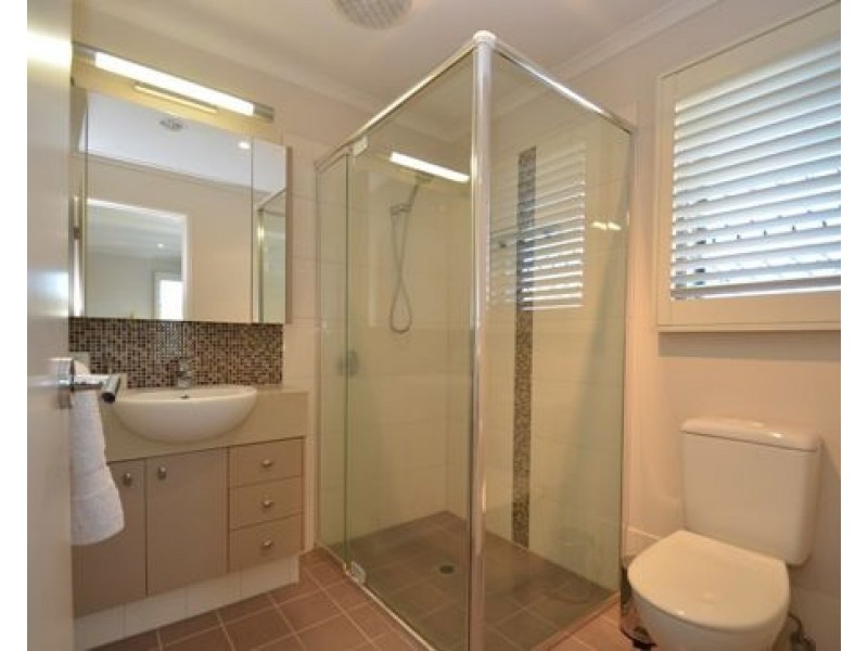 57 Azzurra Dr, Varsity Lakes QLD 4227