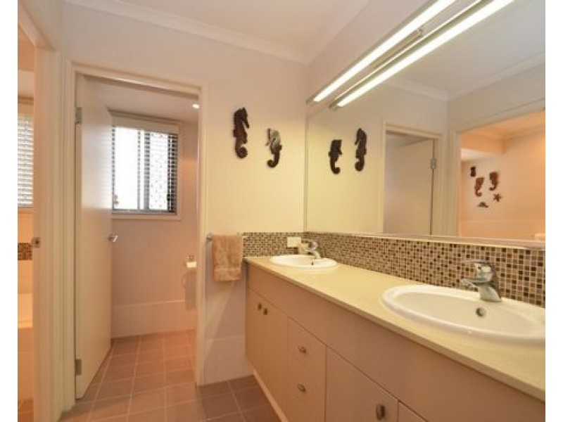 57 Azzurra Dr, Varsity Lakes QLD 4227