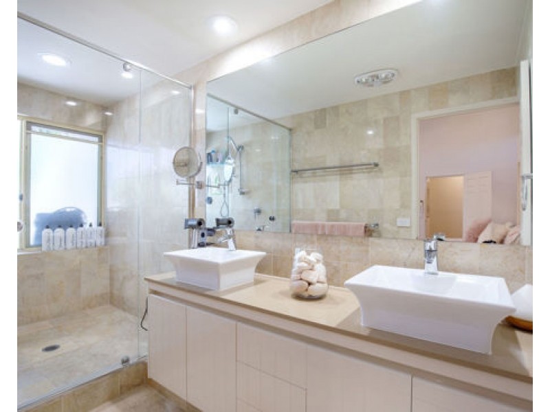 4/125 Santa Cruz Blvd , Clear island waters, Clear Island Waters QLD 4226