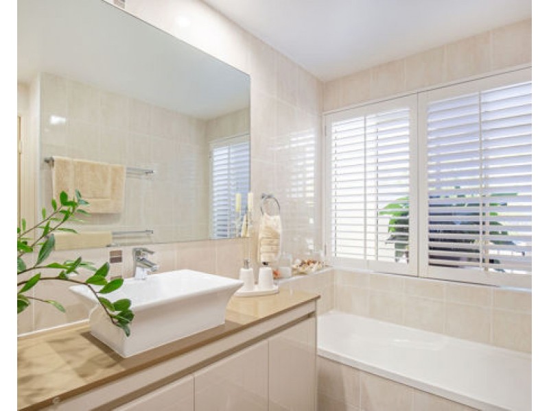 4/125 Santa Cruz Blvd , Clear island waters, Clear Island Waters QLD 4226