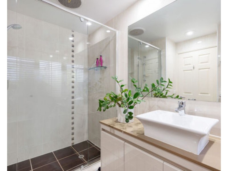4/125 Santa Cruz Blvd , Clear island waters, Clear Island Waters QLD 4226