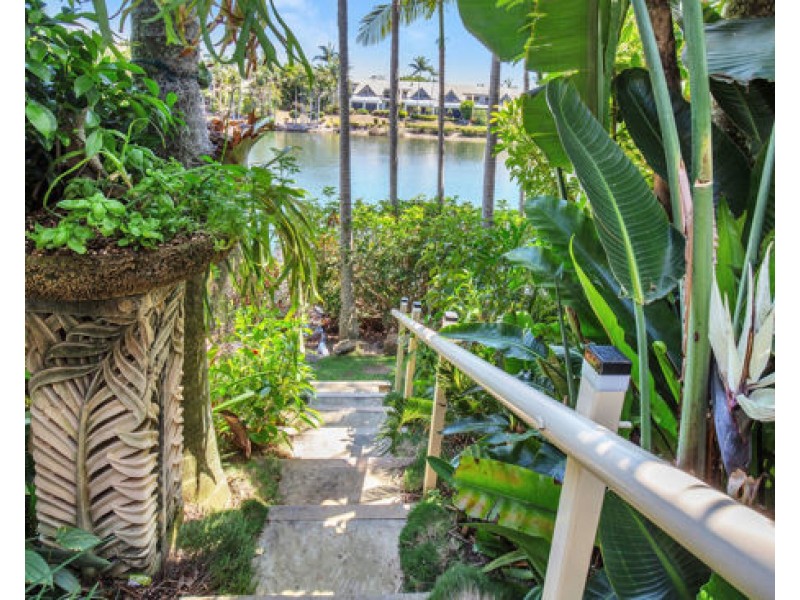 4/125 Santa Cruz Blvd , Clear island waters, Clear Island Waters QLD 4226