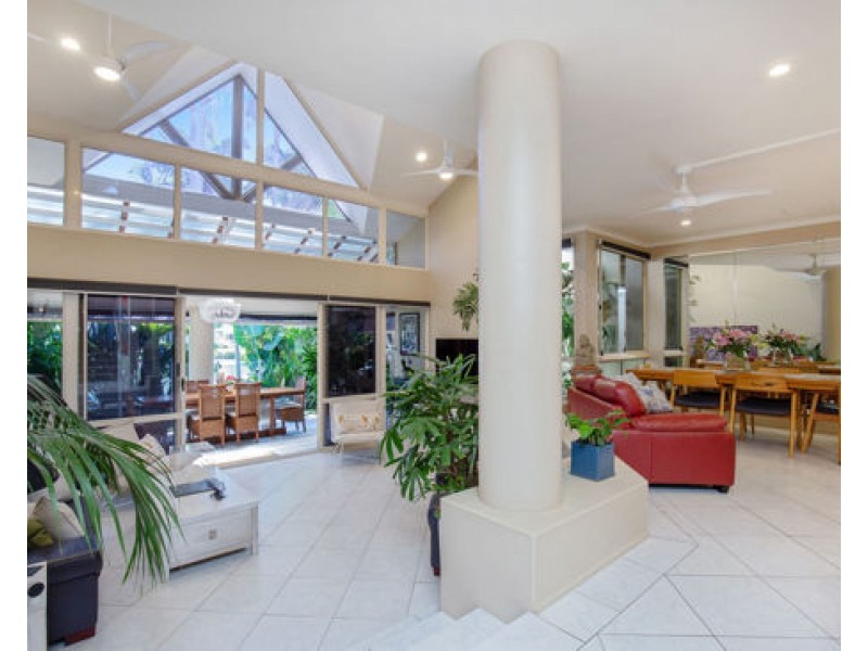 4/125 Santa Cruz Blvd , Clear island waters, Clear Island Waters QLD 4226