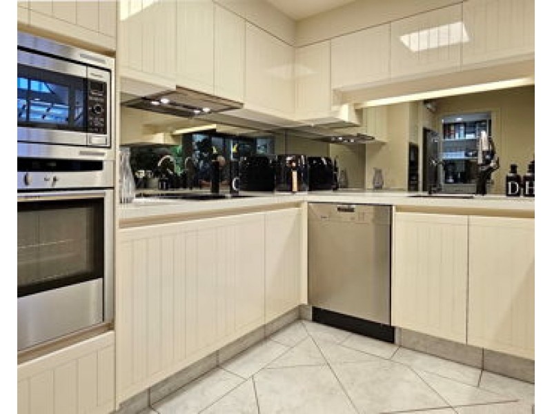 4/125 Santa Cruz Blvd , Clear island waters, Clear Island Waters QLD 4226