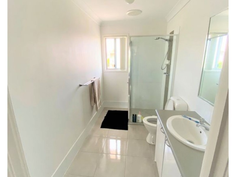 27/1 McAuley Parade, Pacific Pines QLD 4211