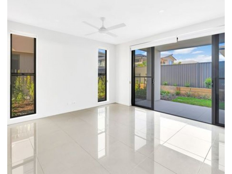 8/37 Sickle Avenue, Hope Island QLD 4212