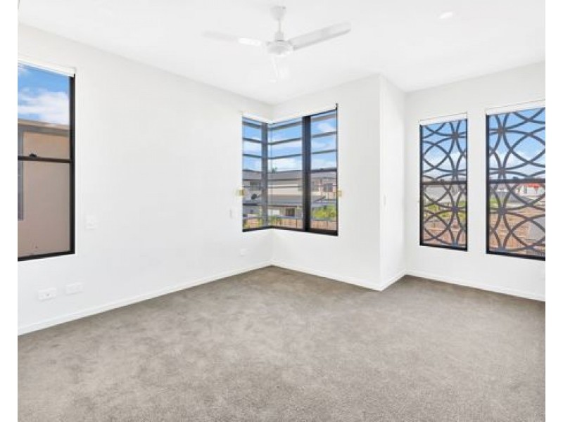8/37 Sickle Avenue, Hope Island QLD 4212