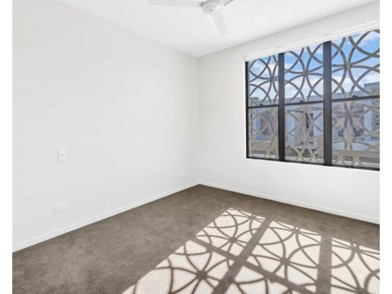 8/37 Sickle Avenue, Hope Island QLD 4212