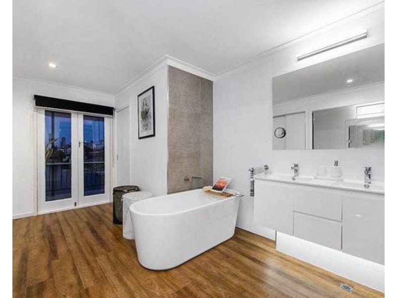 16 Monte Vista Court, Broadbeach Waters QLD 4218