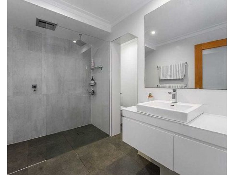 16 Monte Vista Court, Broadbeach Waters QLD 4218