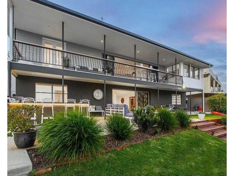 16 Monte Vista Court, Broadbeach Waters QLD 4218