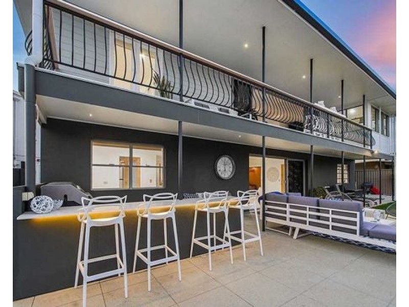 16 Monte Vista Court, Broadbeach Waters QLD 4218