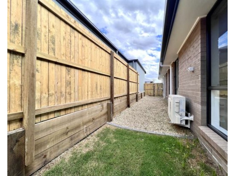 7 Robin Street, Morayfield QLD 4506