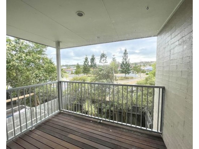 6 131 McAuley Parade, Pacific Pines QLD 4211