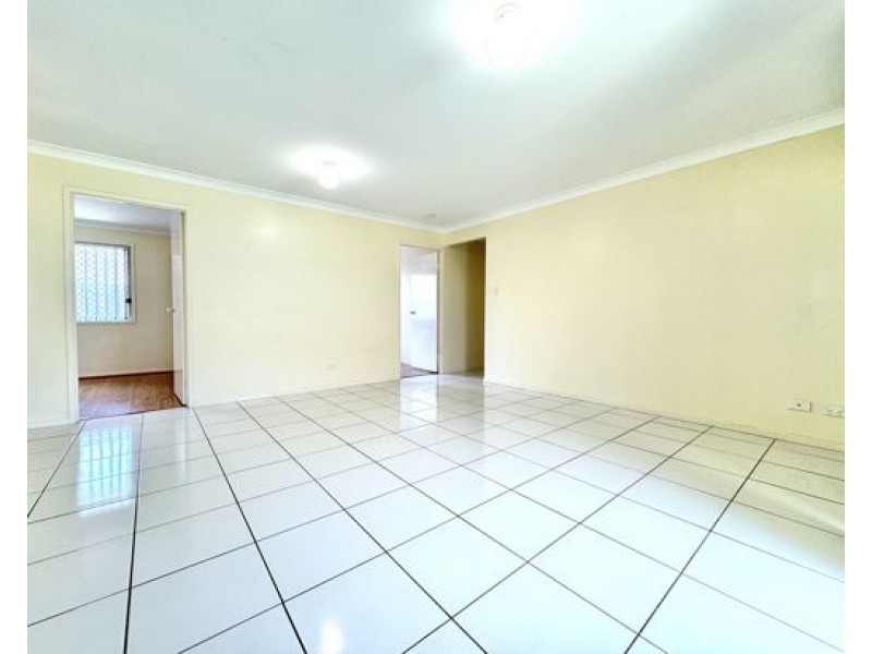 8 Coolum Court, Regents Park QLD 4118