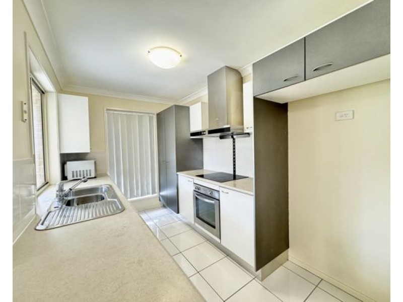 8 Coolum Court, Regents Park QLD 4118