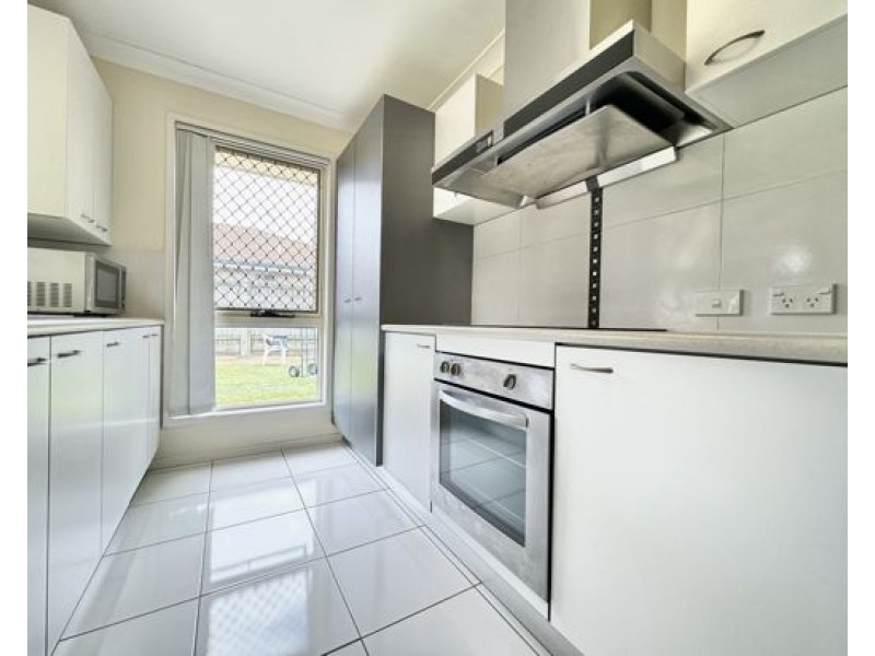 8 Coolum Court, Regents Park QLD 4118