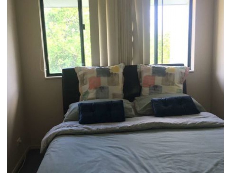 1/156 Greenacre Drive, Arundel QLD 4214