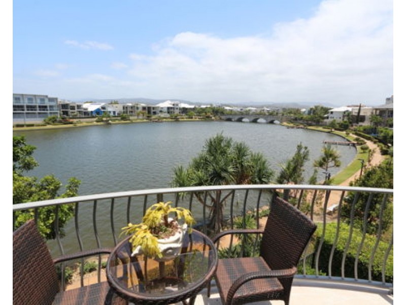1/5056 Emerald Island Drive, Carrara QLD 4211