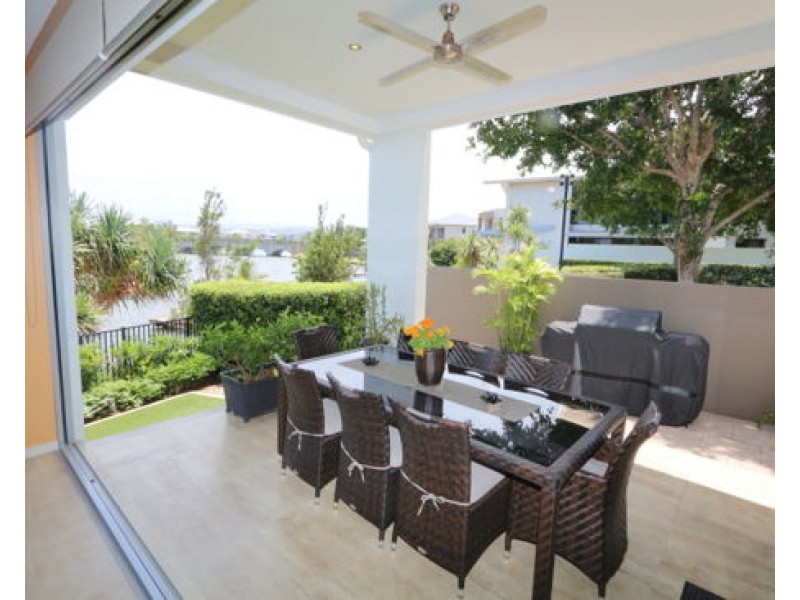1/5056 Emerald Island Drive, Carrara QLD 4211