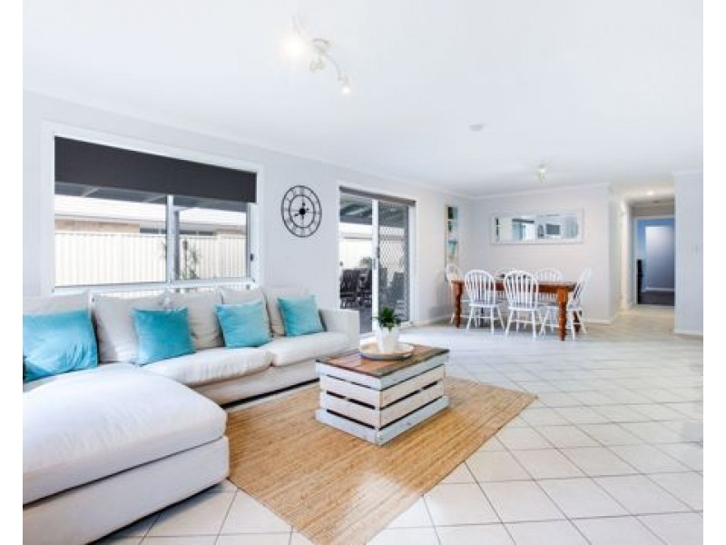 124 Bamboo Avenue, Benowa QLD 4217