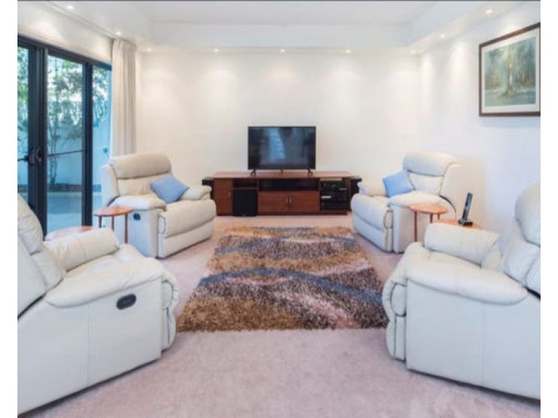 2330 Cressbrook Dr, Hope Island QLD 4212
