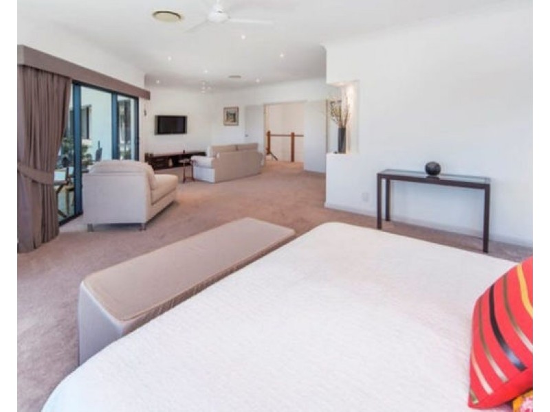 2330 Cressbrook Dr, Hope Island QLD 4212