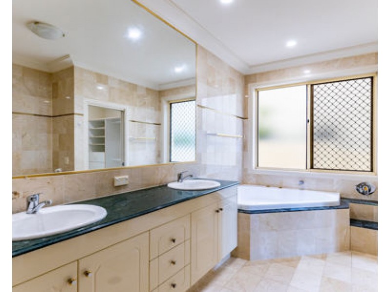 25 King Arthurs Ct, Paradise Point QLD 4216