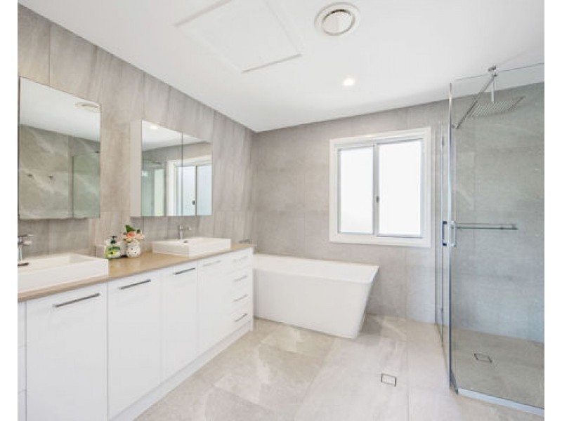 4 Earle Court, Tallai QLD 4213