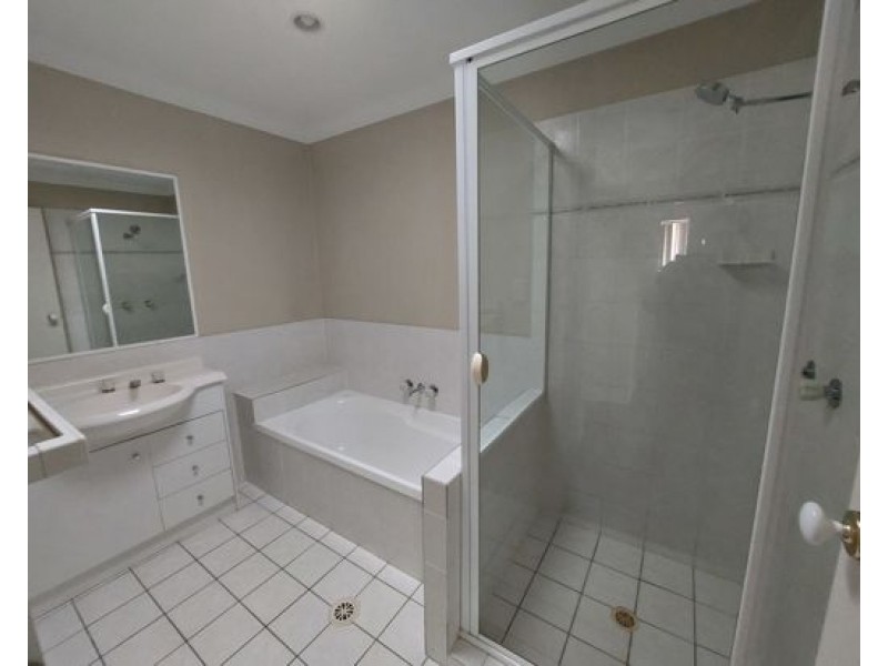 17/2 Studio Drive, Pacific Pines QLD 4211