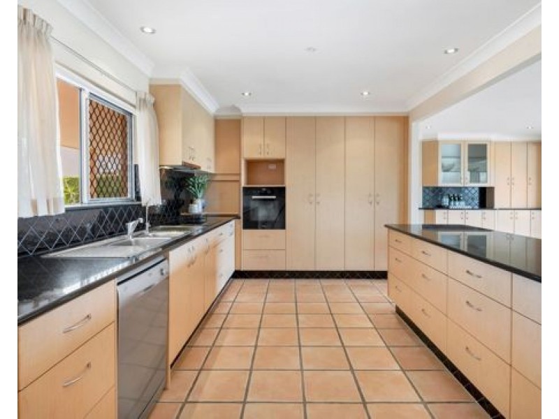 192 Heeb Street, Benowa QLD 4217