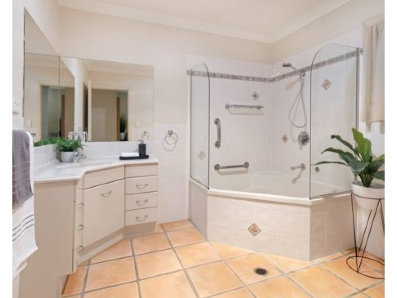 192 Heeb Street, Benowa QLD 4217