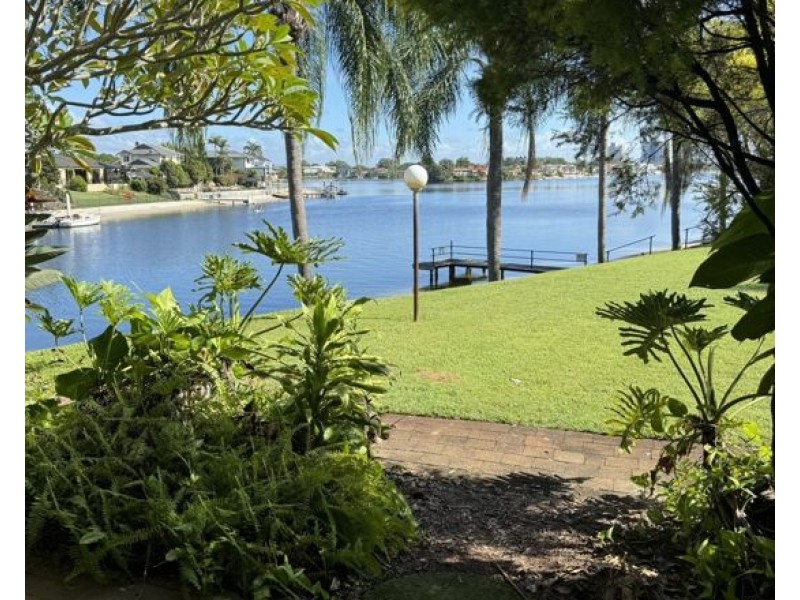 1/111 Markeri Street, Mermaid Waters QLD 4218