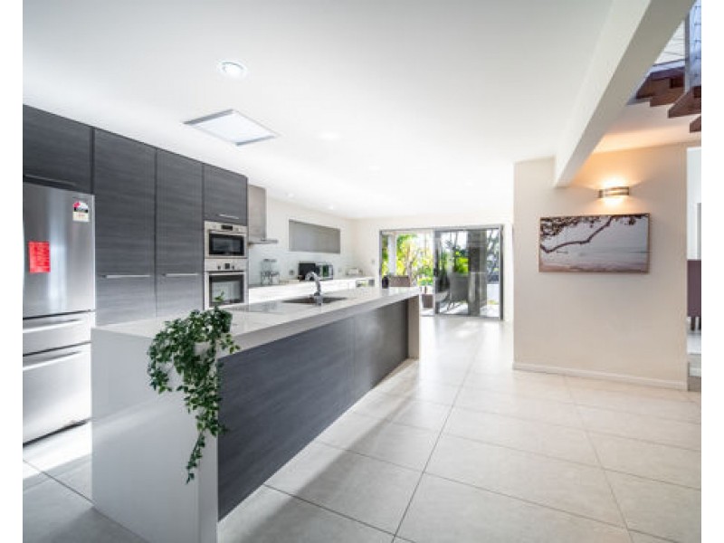 9 Sceptre Ct, Newport QLD 4020