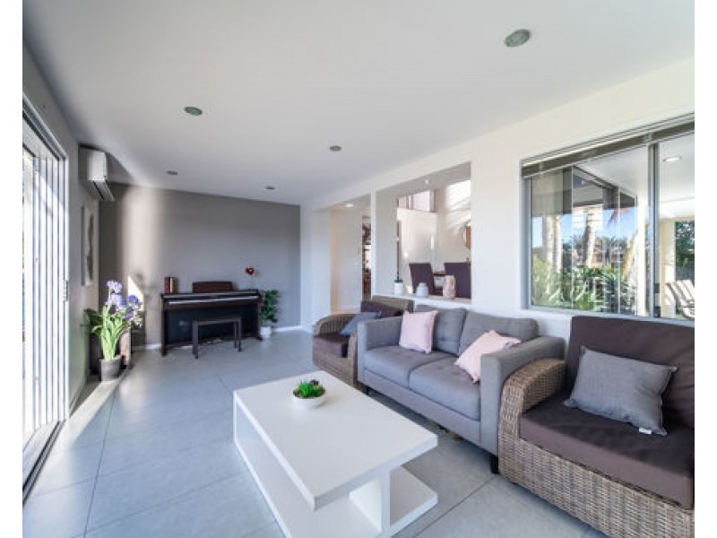 9 Sceptre Ct, Newport QLD 4020