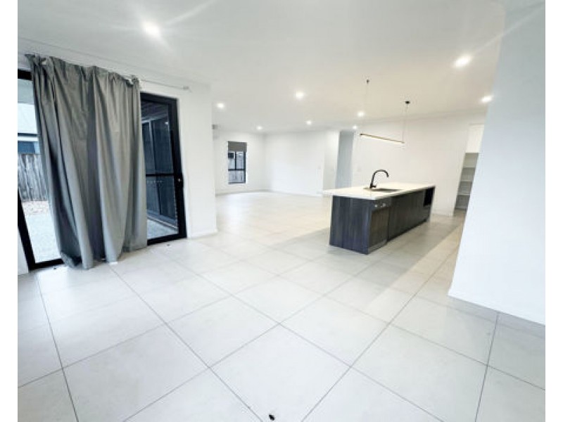 12 Greenview Circuit, Arundel QLD 4214