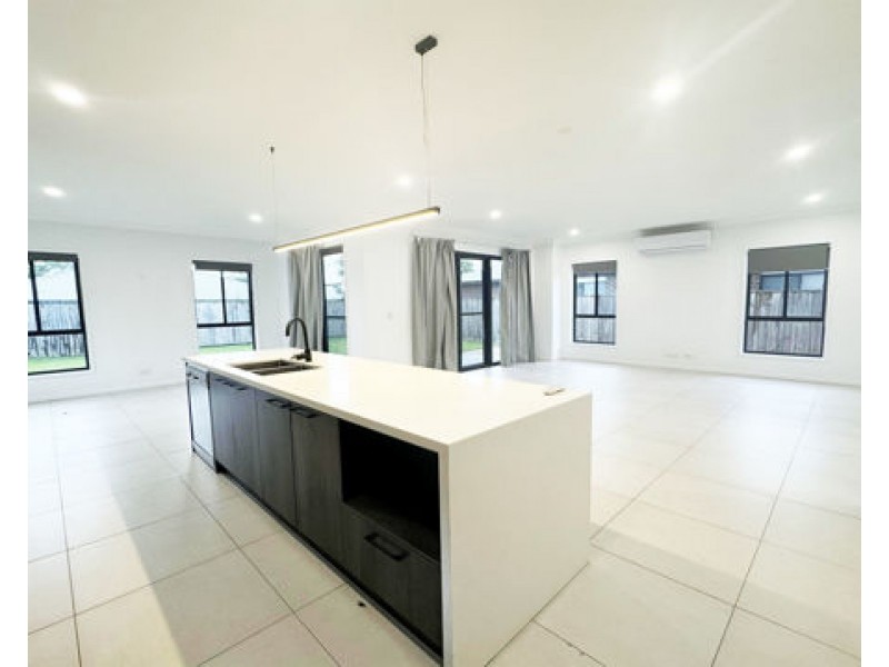 12 Greenview Circuit, Arundel QLD 4214