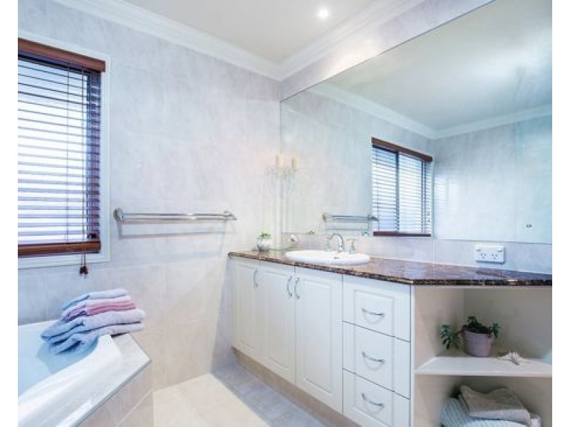 4 Torrevella Vista, Coombabah QLD 4216