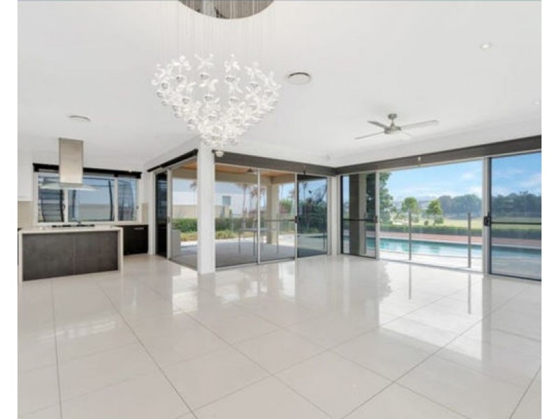 3024 The Boulevarde, Benowa QLD 4217