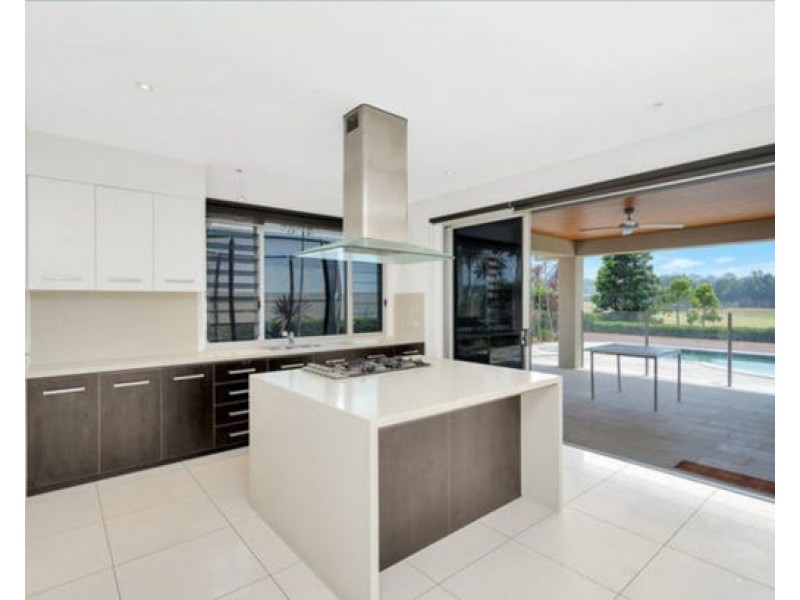 3024 The Boulevarde, Benowa QLD 4217