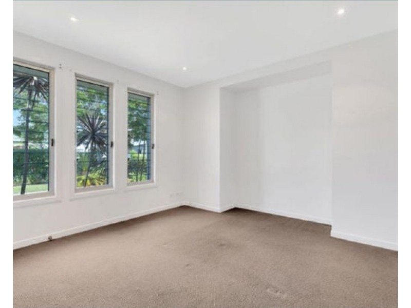 3024 The Boulevarde, Benowa QLD 4217