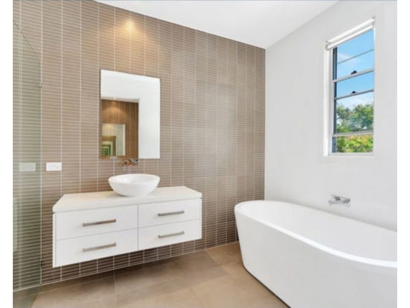 3024 The Boulevarde, Benowa QLD 4217