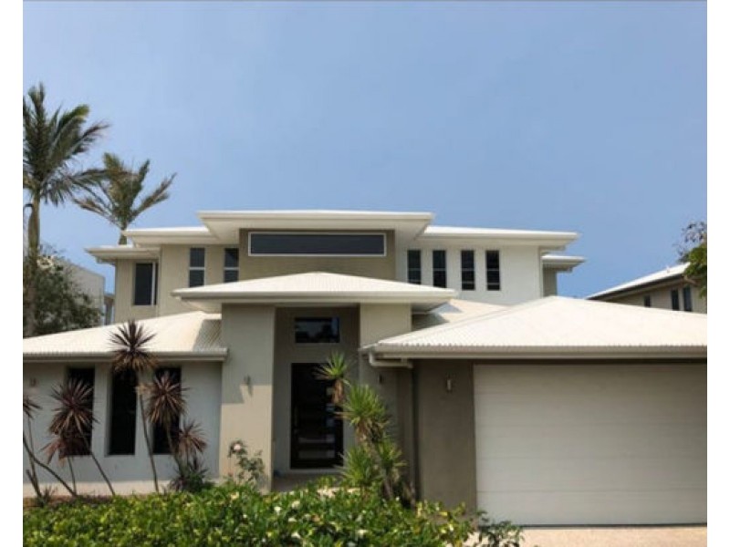 3024 The Boulevarde, Benowa QLD 4217