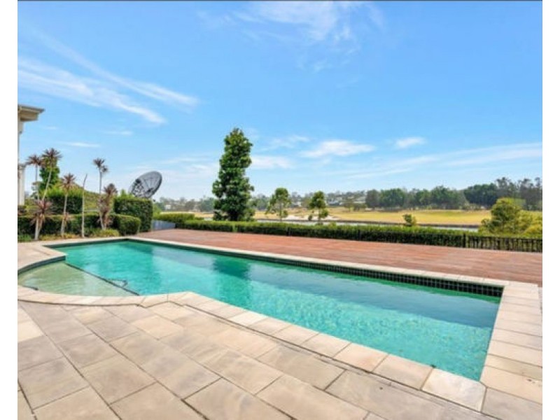 3024 The Boulevarde, Benowa QLD 4217