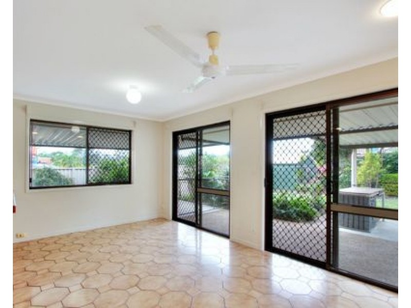 27 BROCHET ST, Mansfield QLD 4122