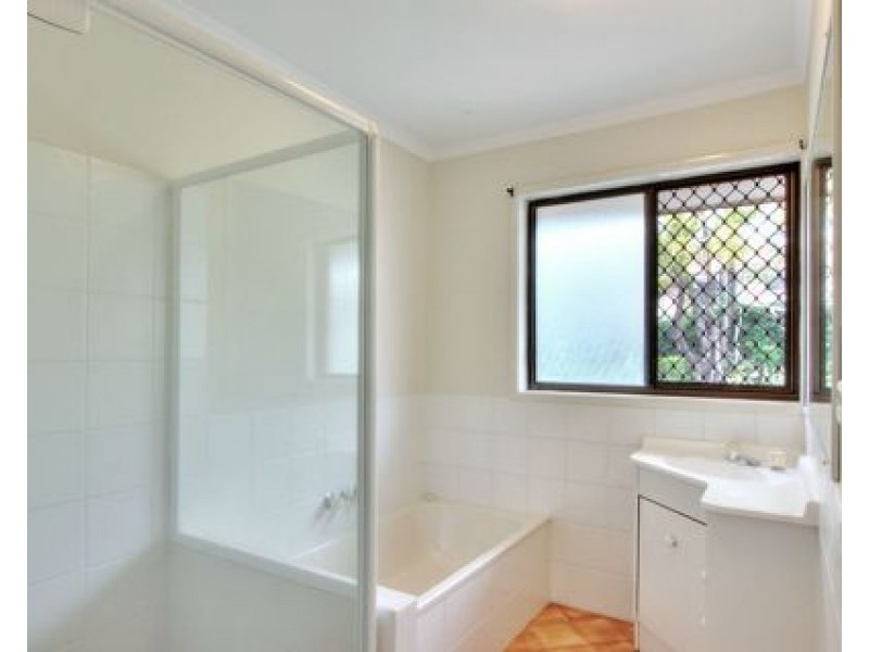 27 BROCHET ST, Mansfield QLD 4122