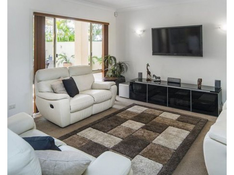 2128 Fernlea Close, Hope Island QLD 4212