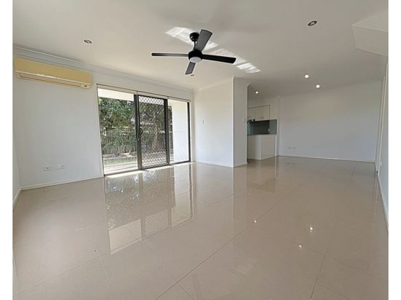 18 30 Girraween Cres, Parkinson QLD 4115